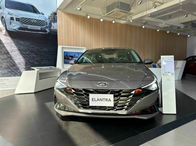 Gi&aacute; lăn b&aacute;nh Hyundai Elantra đầu th&aacute;ng 12/2025 ở mức cực cạnh tranh, &lsquo;gạt gi&ograve;&rsquo; Mazda3 v&agrave; Kia K3 ảnh 4