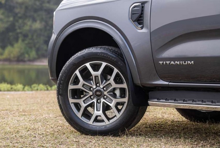 Gi&aacute; lăn b&aacute;nh Ford Everest giữa th&aacute;ng 12/2025, hấp dẫn &lsquo;&aacute;t v&iacute;a&rsquo; Toyota Fortuner v&agrave; Hyundai Santa Fe ảnh 5