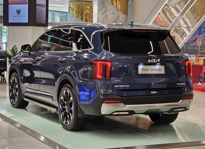 Gi&aacute; lăn b&aacute;nh Kia Sorento giữa th&aacute;ng 12/2025 k&egrave;m ưu đ&atilde;i khủng, đả bại Toyota Fortuner v&agrave; Ford Everest ảnh 3