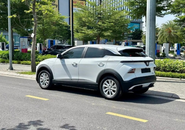 Gi&aacute; lăn b&aacute;nh VinFast VF 6 cập nhật giữa th&aacute;ng 12/2025 ở mức &lsquo;hấp dẫn kh&oacute; tin&rsquo;, c&ograve;n được sạc miễn ph&iacute; ảnh 2