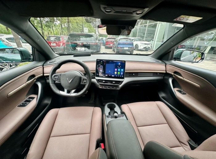 Gi&aacute; lăn b&aacute;nh VinFast VF 6 cập nhật giữa th&aacute;ng 12/2025 ở mức &lsquo;hấp dẫn kh&oacute; tin&rsquo;, c&ograve;n được sạc miễn ph&iacute; ảnh 6