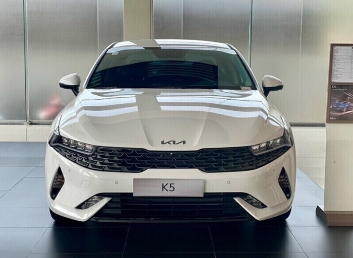 Kia K5 nhận ưu đ&atilde;i khủng gi&uacute;p gi&aacute; lăn b&aacute;nh giảm mạnh giữa th&aacute;ng 12/2025, quyết &lsquo;đả bại&rsquo; Toyota Camry ảnh 2
