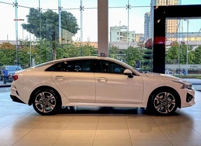 Kia K5 nhận ưu đ&atilde;i khủng gi&uacute;p gi&aacute; lăn b&aacute;nh giảm mạnh giữa th&aacute;ng 12/2025, quyết &lsquo;đả bại&rsquo; Toyota Camry ảnh 3