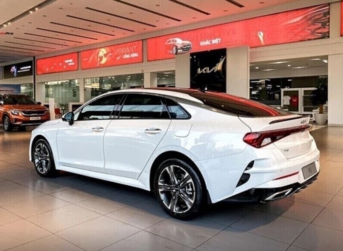 Kia K5 nhận ưu đ&atilde;i khủng gi&uacute;p gi&aacute; lăn b&aacute;nh giảm mạnh giữa th&aacute;ng 12/2025, quyết &lsquo;đả bại&rsquo; Toyota Camry ảnh 4
