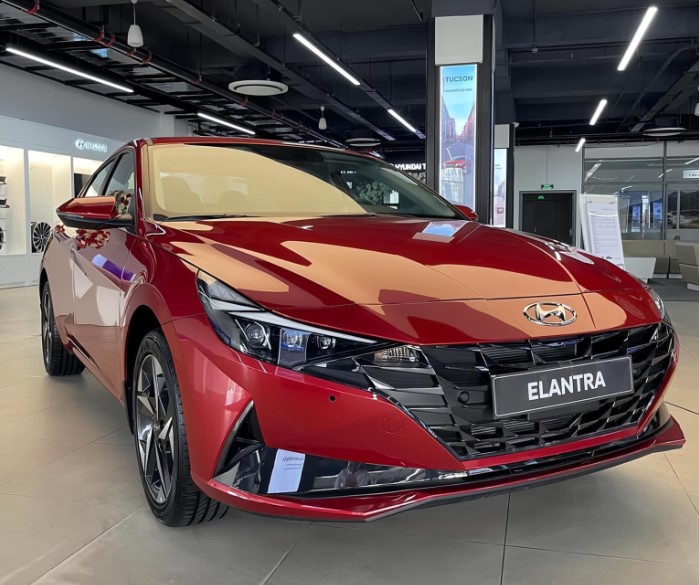 Bảng gi&aacute; lăn b&aacute;nh Hyundai Elantra cuối th&aacute;ng 12/2025: Rẻ &lsquo;chạm đ&aacute;y&rsquo;, quyết đấu Mazda3 v&agrave; Kia K3 ảnh 1