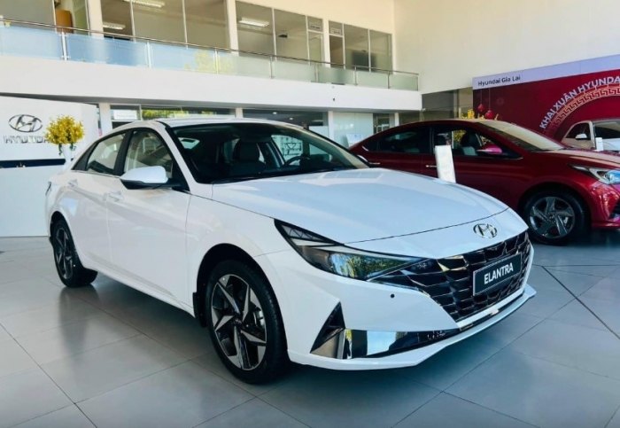Bảng gi&aacute; lăn b&aacute;nh Hyundai Elantra cuối th&aacute;ng 12/2025: Rẻ &lsquo;chạm đ&aacute;y&rsquo;, quyết đấu Mazda3 v&agrave; Kia K3 ảnh 2