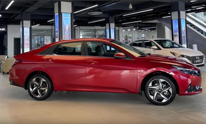 Bảng gi&aacute; lăn b&aacute;nh Hyundai Elantra cuối th&aacute;ng 12/2025: Rẻ &lsquo;chạm đ&aacute;y&rsquo;, quyết đấu Mazda3 v&agrave; Kia K3 ảnh 3