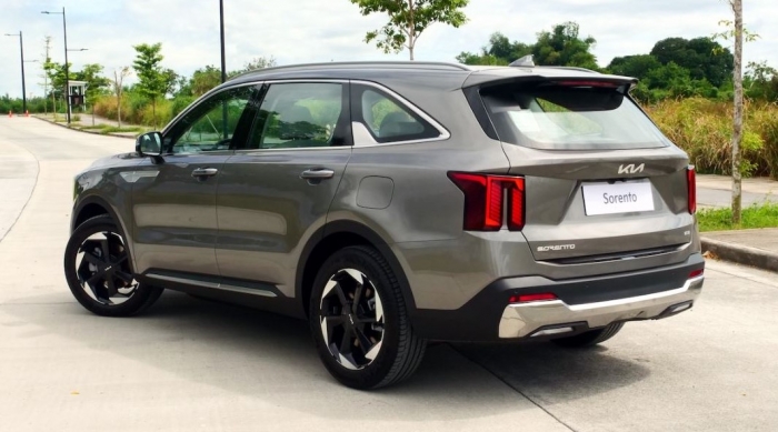 Gi&aacute; Kia Sorento lăn b&aacute;nh cuối th&aacute;ng 12/2025: Hạ gục Ford Everest v&agrave; Toyota Fortuner nhờ ưu đ&atilde;i khủng ảnh 3