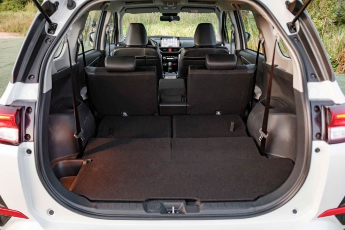 &lsquo;Hạ bệ&rsquo; Mitsubishi Xpander, gi&aacute; lăn b&aacute;nh Toyota Veloz Cross giảm mạnh nhờ ưu đ&atilde;i cuối th&aacute;ng 12/2025 ảnh 5