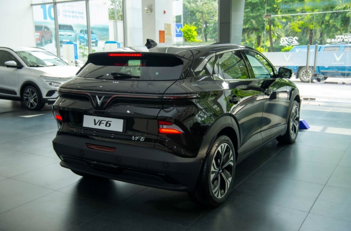 Gi&aacute; xe VinFast VF 6 lăn b&aacute;nh cuối th&aacute;ng 12/2025 &lsquo;si&ecirc;u hời&rsquo; cho kh&aacute;ch Việt, đi k&egrave;m cực ưu đ&atilde;i hấp dẫn ảnh 2