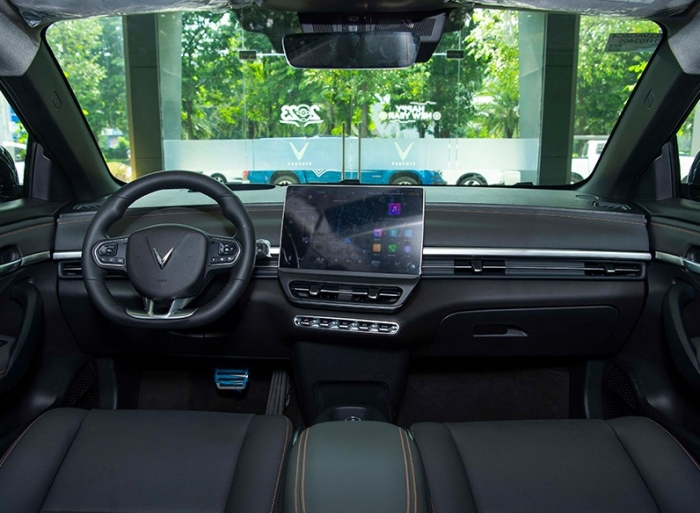 Gi&aacute; xe VinFast VF 6 lăn b&aacute;nh cuối th&aacute;ng 12/2025 &lsquo;si&ecirc;u hời&rsquo; cho kh&aacute;ch Việt, đi k&egrave;m cực ưu đ&atilde;i hấp dẫn ảnh 6