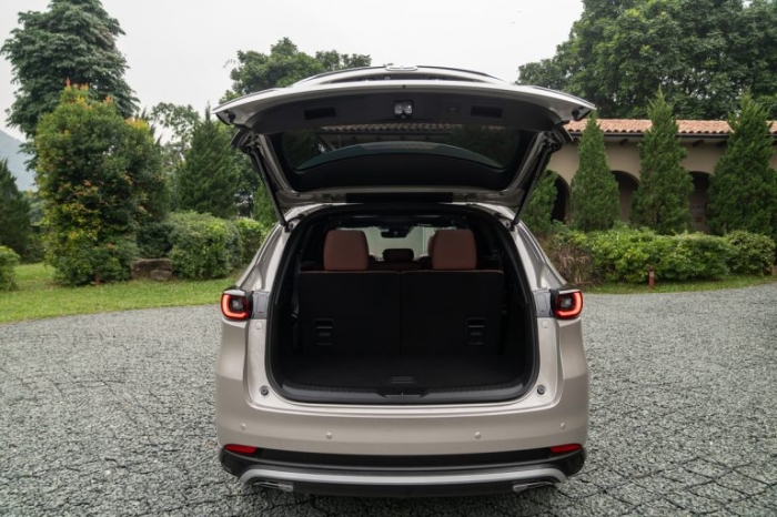 Giảm gi&aacute; lăn b&aacute;nh cực s&acirc;u cuối th&aacute;ng 12/2025, Mazda CX-8 dễ &lsquo;lật đổ&rsquo; Toyota Fortuner v&agrave; Ford Everest ảnh 5
