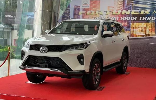 Giá xe Toyota Fortuner lăn bánh giữa tháng 2/2025 đang ‘cực mềm’, đại chiến Ford Everest và Santa Fe ảnh 3