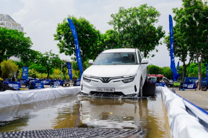 Khách Việt lần đầu thử VF 8 leo dốc, lội nước: Xe xăng thì ngại nhưng xe điện chinh phục đơn giản ảnh 5