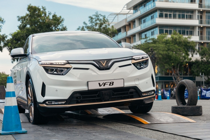 Khách Việt lần đầu thử VF 8 leo dốc, lội nước: Xe xăng thì ngại nhưng xe điện chinh phục đơn giản ảnh 6
