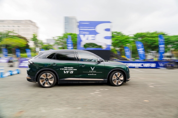 Khách Việt lần đầu thử VF 8 leo dốc, lội nước: Xe xăng thì ngại nhưng xe điện chinh phục đơn giản ảnh 8