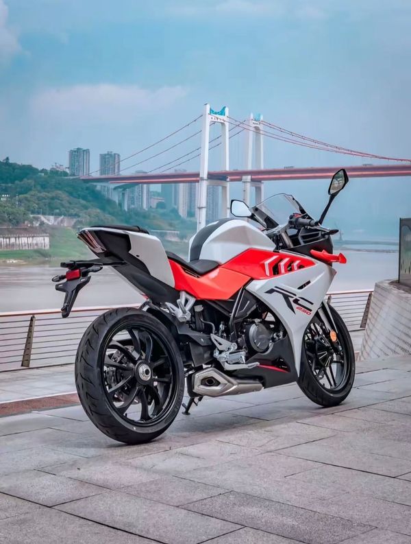 Đả bại Yamaha Exciter, ‘vua côn tay’ 250cc mới thể thao hơn Honda Winner X ra mắt giá 58 triệu đồng ảnh 2