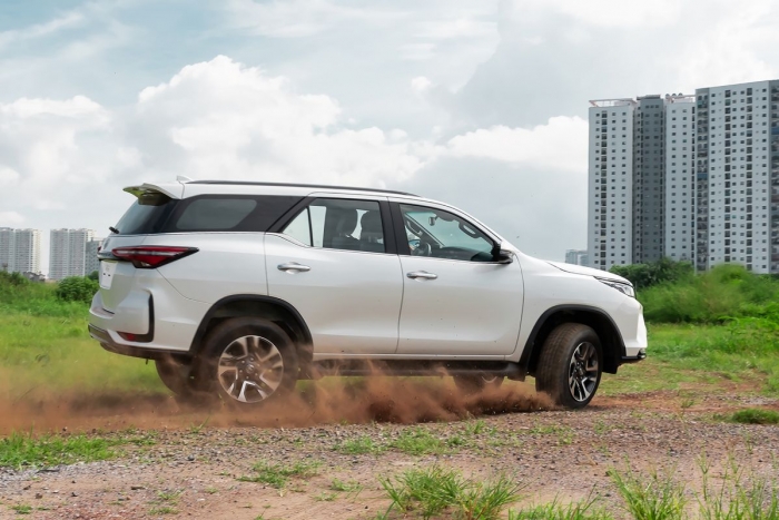 Giá lăn bánh Toyota Fortuner cuối tháng 9/2025 giảm cực sâu, hạ gục Hyundai Santa Fe và Ford Everest ảnh 2
