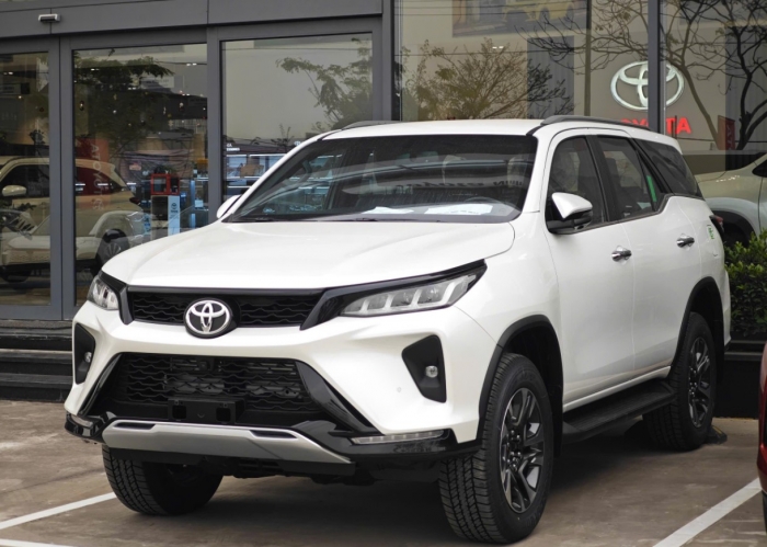 Gi&aacute; xe Toyota Fortuner lăn b&aacute;nh đầu th&aacute;ng 1/2026: Cực kỳ cạnh tranh, rẻ hơn hẳn so với Ford Everest ảnh 1