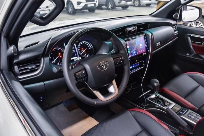 Gi&aacute; xe Toyota Fortuner lăn b&aacute;nh đầu th&aacute;ng 1/2026: Cực kỳ cạnh tranh, rẻ hơn hẳn so với Ford Everest ảnh 5