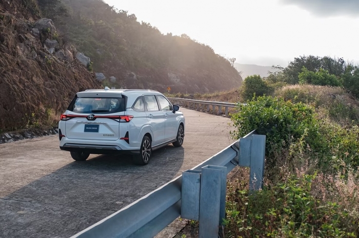 Gi&aacute; xe Toyota Veloz Cross lăn b&aacute;nh đầu th&aacute;ng 1/2026: Ưu đ&atilde;i cực khủng, &lsquo;gạt gi&ograve;&rsquo; Mitsubishi Xpander ảnh 4