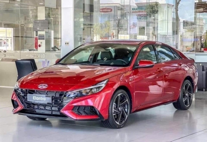 Cập nhật gi&aacute; Hyundai Elantra lăn b&aacute;nh đầu th&aacute;ng 1/2025: Đủ hấp dẫn để đ&aacute;nh bại cả Kia K3 v&agrave; Mazda3 ảnh 1