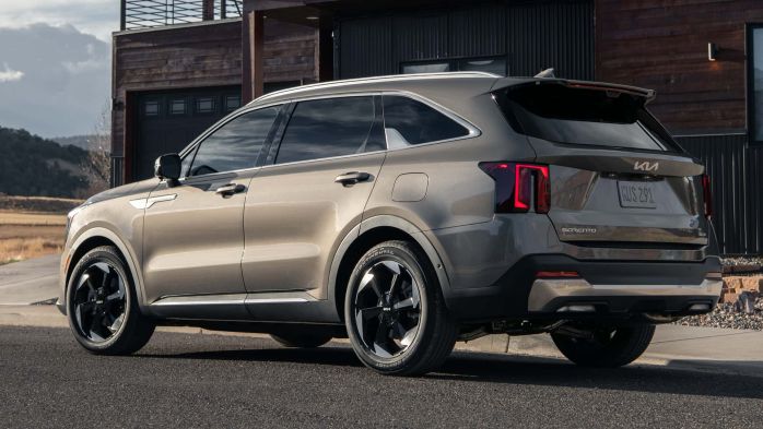 Kia Sorento ưu đ&atilde;i khủng hạ gi&aacute; lăn b&aacute;nh đầu th&aacute;ng 1/2026, đ&aacute;nh bại Toyota Fortuner v&agrave; Ford Everest ảnh 3