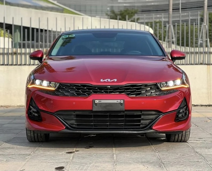 Toyota Camry coi chừng, Kia K5 đang c&oacute; gi&aacute; lăn b&aacute;nh rất rẻ nhờ hưởng ưu đ&atilde;i khủng đầu th&aacute;ng 1/2026 ảnh 1