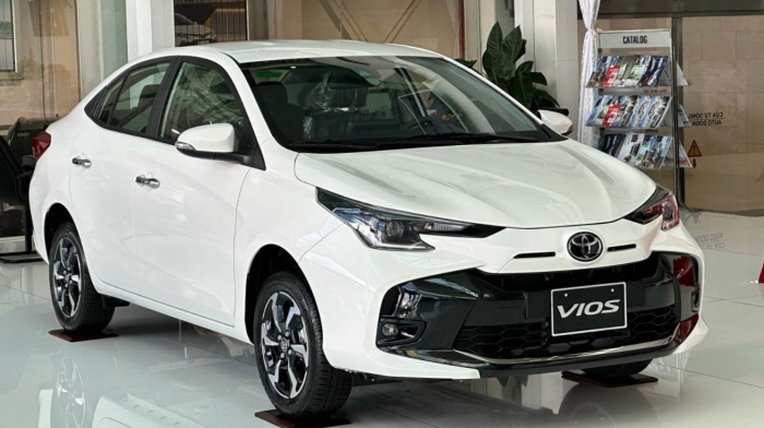 Tung ưu đ&atilde;i khủng để hạ gi&aacute; lăn b&aacute;nh đầu th&aacute;ng 1/2025, Toyota Vios quyết cho Hyundai Accent &lsquo;đo v&aacute;n&rsquo; ảnh 1