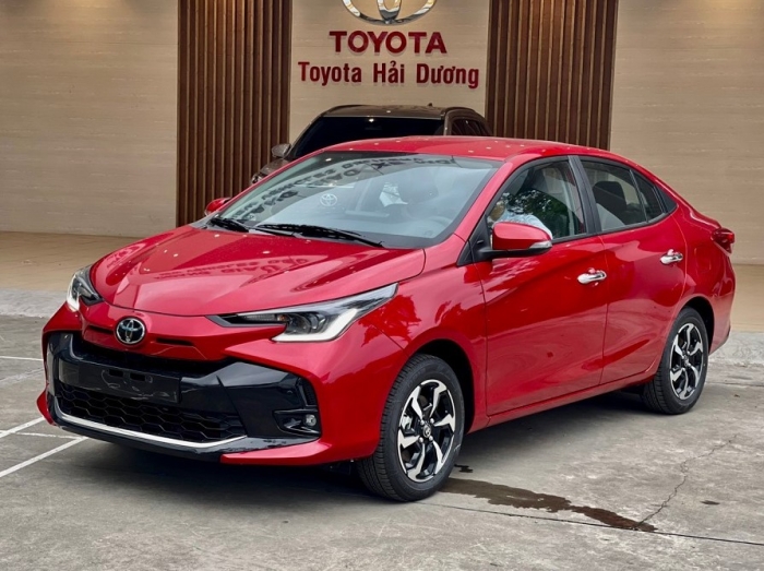 Tung ưu đ&atilde;i khủng để hạ gi&aacute; lăn b&aacute;nh đầu th&aacute;ng 1/2025, Toyota Vios quyết cho Hyundai Accent &lsquo;đo v&aacute;n&rsquo; ảnh 2