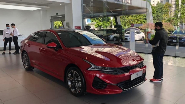 Kia K5 nhận ưu đ&atilde;i khủng gi&uacute;p gi&aacute; lăn b&aacute;nh giảm s&acirc;u cuối th&aacute;ng 1/2026, quyết &lsquo;triệt hạ&rsquo; Toyota Camry ảnh 1