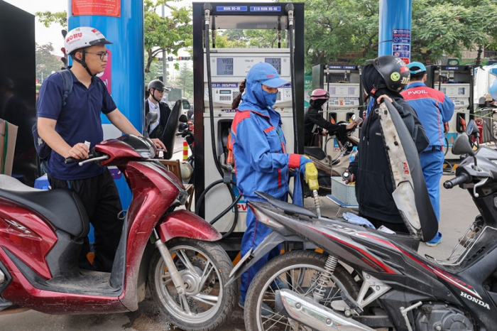 Gi&aacute; xăng dầu chiều 1/10: Dầu diesel giảm về dưới 30.000 đồng/l&iacute;t, RON 92 v&agrave; E10 RON 95 g&acirc;y sốc, gi&aacute; đầy b&igrave;nh xe ga 110cc ảnh 1