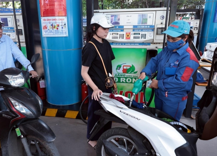 Gi&aacute; xăng dầu chiều 3/10: Dầu về mức rẻ, E10 v&agrave; RON 92 kỳ tới c&oacute; tiềm năng xuống 20.000 đồng/l&iacute;t? Gi&aacute; đầy b&igrave;nh &ocirc; t&ocirc; Mazda ảnh 1