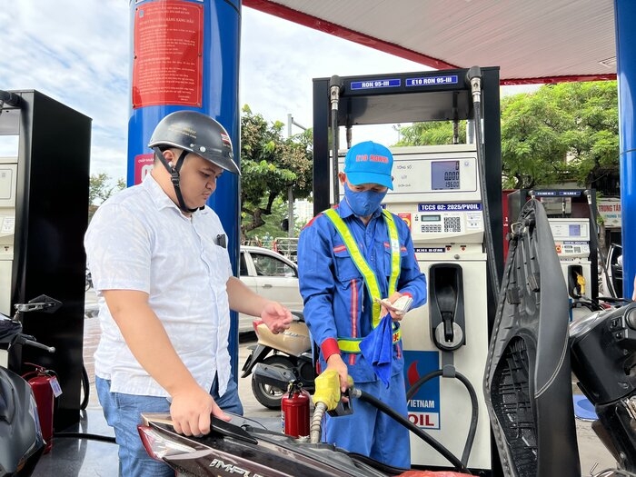 Gi&aacute; xăng dầu chiều 4/10: RON 92 v&agrave; E10 RON 95 c&oacute; thể đua giảm với dầu, về 20.000 đồng/l&iacute;t? Gi&aacute; đầy b&igrave;nh xe c&ocirc;n tay 150cc ảnh 1