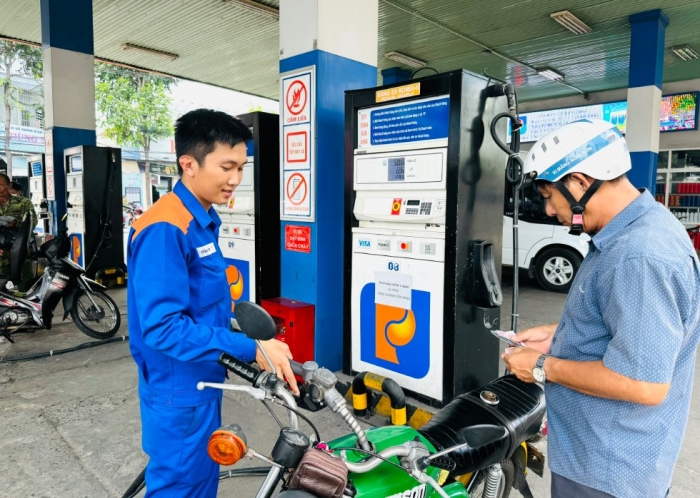 Gi&aacute; xăng dầu h&ocirc;m nay 2/10: E5 RON 92 v&agrave; E10 RON 95 tăng th&ocirc;ng 5 kỳ liền, đầy b&igrave;nh xe c&ocirc;n tay 150-160cc bao nhi&ecirc;u tiền? ảnh 1