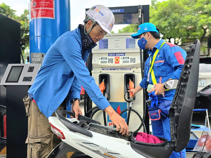 Gi&aacute; xăng dầu h&ocirc;m nay 3/10: Kỳ tới E10 RON 95 v&agrave; E5 RON 92 c&oacute; triển vọng xuống 20.000 đồng/l&iacute;t? Gi&aacute; lăn b&aacute;nh VinFast VF 9 ảnh 1