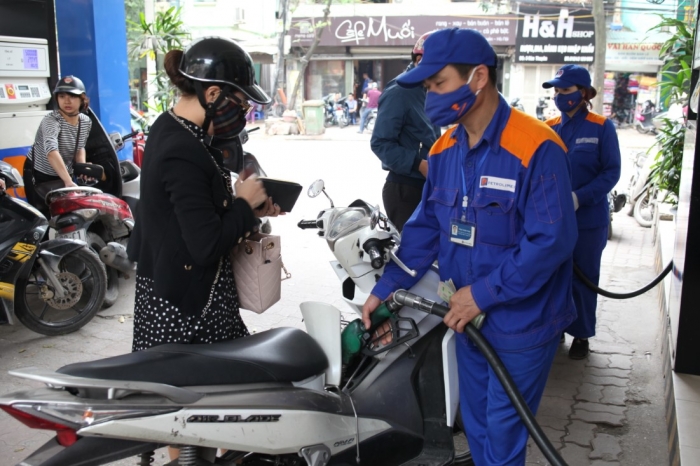 Gi&aacute; xăng dầu chiều 9/10: Dầu diesel đ&atilde; &lsquo;về bờ&rsquo;, E10 RON 95 v&agrave; RON 92 c&aacute;ch đỉnh hơn 2.400 đồng, gi&aacute; lăn b&aacute;nh VinFast VF 8 ảnh 1
