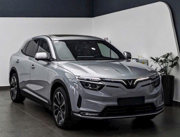 Gi&aacute; xăng dầu chiều 9/10: Dầu diesel đ&atilde; &lsquo;về bờ&rsquo;, E10 RON 95 v&agrave; RON 92 c&aacute;ch đỉnh hơn 2.400 đồng, gi&aacute; lăn b&aacute;nh VinFast VF 8 ảnh 3