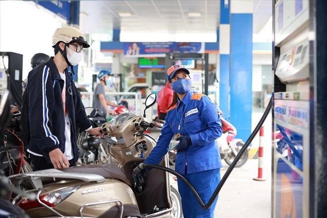Gi&aacute; xăng dầu chiều nay 10/10: E5 RON 92 v&agrave; E10 RON 95 cao hơn đ&aacute;y 8.500 đồng/l&iacute;t, dầu 'về bờ', gi&aacute; đầy b&igrave;nh &ocirc; t&ocirc; Mazda ảnh 1
