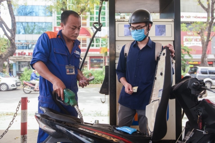 Gi&aacute; xăng dầu h&ocirc;m nay 8/10: Dầu diesel đ&atilde; hạ, E5 RON 92 v&agrave; E10 RON 95 c&aacute;ch đ&aacute;y hơn 7.000 đồng, gi&aacute; lăn b&aacute;nh VinFast VF 3 ảnh 1