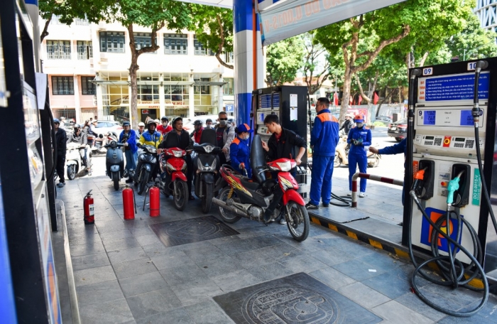 Gi&aacute; xăng dầu chiều 6/10: RON 92 v&agrave; E10 RON 95 đ&atilde; qua 5 kỳ tăng, c&oacute; thể về 20.000 đồng/l&iacute;t? Gi&aacute; đầy b&igrave;nh xe c&ocirc;n tay 150cc ảnh 1