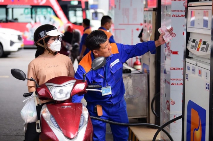 Gi&aacute; xăng dầu trưa 5/10: Dầu tụt &lsquo;cắm đầu&rsquo;, E5 RON 92 v&agrave; E10 RON 95 tuần n&agrave;y về 20.000 đồng/l&iacute;t? Gi&aacute; đầy b&igrave;nh &ocirc; t&ocirc; Toyota ảnh 1