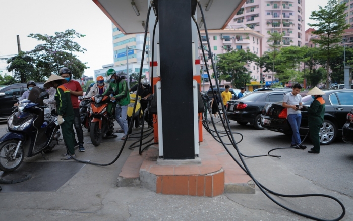Gi&aacute; xăng dầu trưa 8/10: Dầu diesel đ&atilde; rẻ, RON 92 v&agrave; E10 RON 95 thấp hơn đỉnh 3.500-4200 đồng, gi&aacute; đầy b&igrave;nh xe ga 110cc ảnh 1
