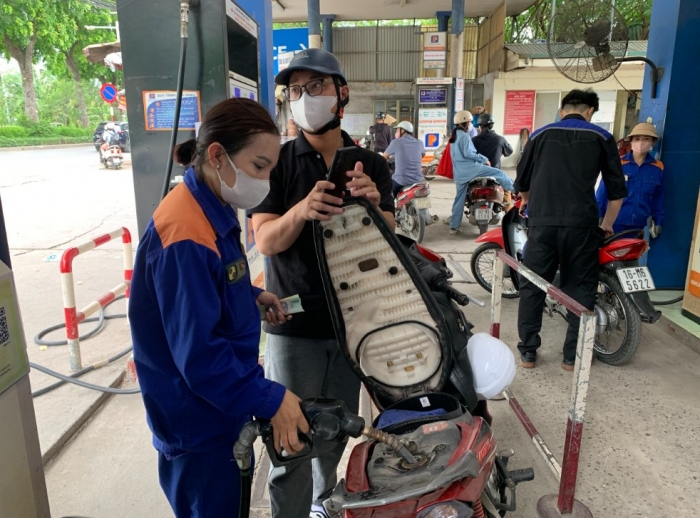 Gi&aacute; xăng dầu chiều 12/10: Dầu diesel li&ecirc;n tục giảm, E10 RON 95 v&agrave; RON 92 c&aacute;ch đ&aacute;y bao nhi&ecirc;u? Gi&aacute; đầy b&igrave;nh &ocirc; t&ocirc; Toyota ảnh 1