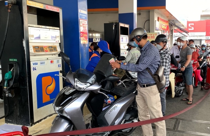 Gi&aacute; xăng dầu chiều 18/10: E5 RON 92 v&agrave; E10 RON 95 giảm s&acirc;u, chỉ c&aacute;ch đ&aacute;y hơn 7.000 đồng, gi&aacute; đầy b&igrave;nh xe c&ocirc;n tay 150cc ảnh 1