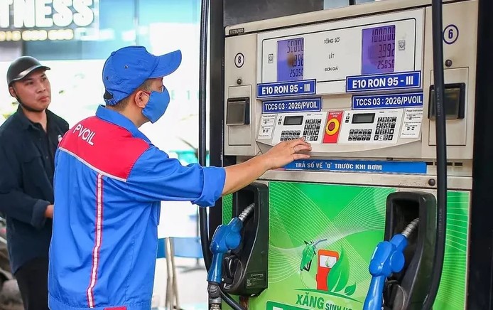 Gi&aacute; xăng dầu h&ocirc;m nay 13/10: Dầu diesel về gần 29.000 đồng/l&iacute;t, RON 92 v&agrave; E10 kỳ tới sẽ rẻ hơn? Gi&aacute; lăn b&aacute;nh VinFast VF 9 ảnh 1