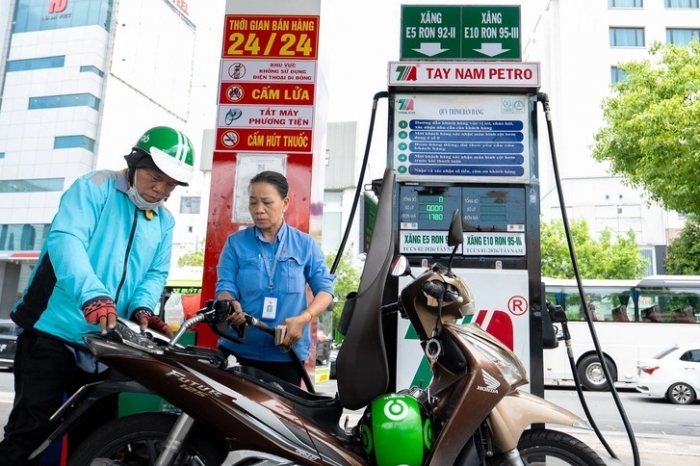 Gi&aacute; xăng dầu h&ocirc;m nay 17/10: Sau 6 kỳ tăng th&ocirc;ng, E10 RON 95 v&agrave; RON 92 giảm c&aacute;ch đ&aacute;y kh&ocirc;ng xa, gi&aacute; đầy b&igrave;nh &ocirc; t&ocirc; Toyota ảnh 1