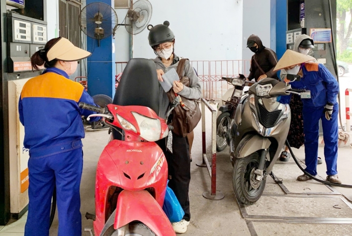 Gi&aacute; xăng dầu h&ocirc;m nay 18/10: Dầu giảm c&aacute;ch đ&aacute;y 7.900 đồng, RON 92 v&agrave; E10 RON 95 tụt về mốc rẻ, gi&aacute; lăn b&aacute;nh VinFast VF 3 ảnh 1
