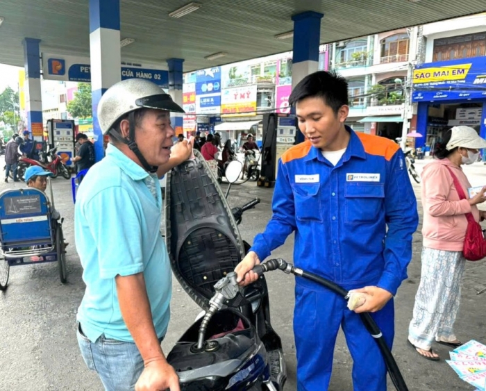 Gi&aacute; xăng dầu tối 12/10: Dầu diesel đ&atilde; gần đ&aacute;y hơn, E10 RON 95 v&agrave; RON 92 rẻ hơn đỉnh bao nhi&ecirc;u? Gi&aacute; đầy b&igrave;nh &ocirc; t&ocirc; Mazda ảnh 1
