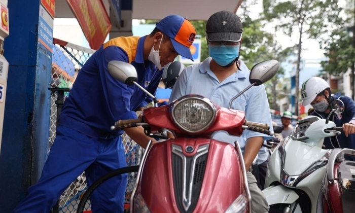 Gi&aacute; xăng dầu tối 15/10: Dầu diesel tiếp tục giảm, E10 RON 95 v&agrave; RON 92 đ&atilde; về mức rẻ hơn, gi&aacute; đầy b&igrave;nh xe ga 150-160cc ảnh 1